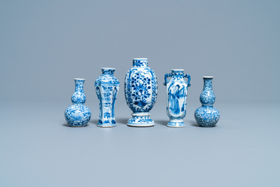 Une collection de vases en porcelaine de Chine en bleu et blanc, Kangxi