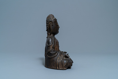 Een Chinese bronzen figuur van Boeddha, Ming