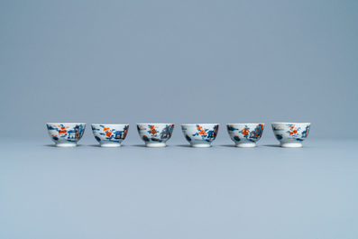 Vier Chinese Imari-stijl borden, een grote theepot en zes koppen en schotels, Kangxi/Qianlong