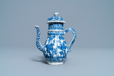 Een hoge Chinese blauw-witte theepot met deksel, Kangxi