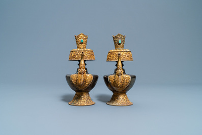 Une paire de verseuses de type 'duomuhu' en argent et cuivre dor&eacute;, Tibet, 19&egrave;me
