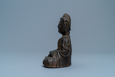 Een Chinese bronzen figuur van Boeddha, Ming