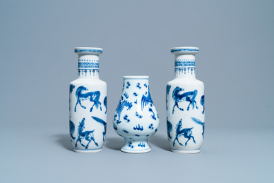 Une paire de vases de forme rouleau et un vase en forme de poire en porcelaine de Chine en bleu et blanc, 19/20&egrave;me