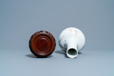 Een Chinese flesvormige famille rose 'kwartel' vaas, Qianlong merk, 19e eeuw