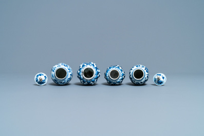 Een collectie Chinese blauw-witte vazen, Kangxi