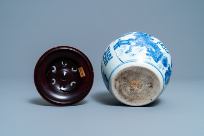 Un br&ucirc;le-parfum en porcelaine de Chine en bleu et blanc, &eacute;poque Transition