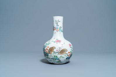 Un vase de forme bouteille en porcelaine de Chine famille rose &agrave; d&eacute;cor de cailles, marque de Qianlong, 19&egrave;me