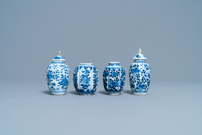 Une collection de vases en porcelaine de Chine en bleu et blanc, Kangxi