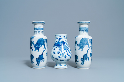 Een paar Chinese blauw-witte rouleau vazen met mythische dieren en een peervormige met een draak en een feniks, 19e eeuw