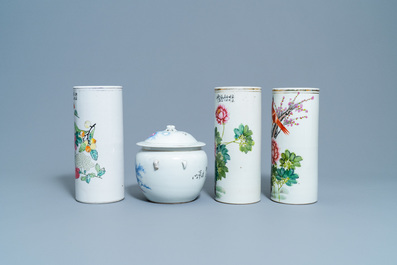 Trois porte-chapeaux et un pot couvert en porcelaine de Chine qianjiang cai, 19/20&egrave;me