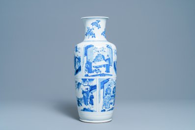 Un vase de forme rouleau en porcelaine de Chine en bleu et blanc, Kangxi