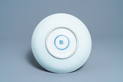 Een Chinese blauw-witte schotel met een kylin, Yu Tang Jia Qi merk, Shunzhi