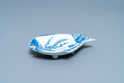 Een Chinese blauw-witte ko-sometsuke schotel in de vorm van twee vissen voor de Japanse markt, Tianqi