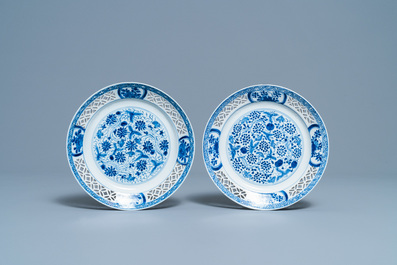A pair of Chinese blue and white 'reticulated border' plates, Kangxi