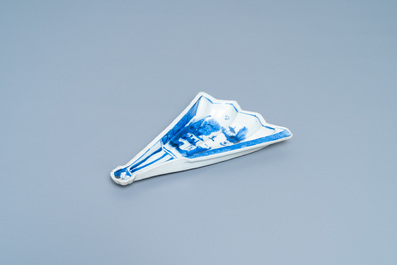 Une coupe en forme d'&eacute;ventail en porcelaine de Chine en bleu et blanc de type ko-sometsuke pour le march&eacute; japonais, Tianqi/Chongzhen