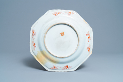 Une paire de grands plats de forme octagonale en porcelaine de Chine famille verte, Kangxi