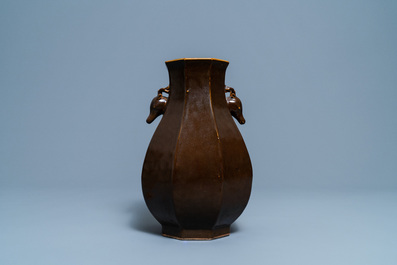 Un vase de forme octagonale en porcelaine de Chine brun monochrome aux t&ecirc;tes de cerfs, marque et &eacute;poque de Qianlong