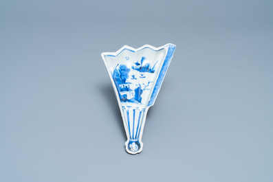 Een Chinese blauw-witte ko-sometsuke schotel in de vorm van een waaier voor de Japanse markt, Tianqi/Chongzhen