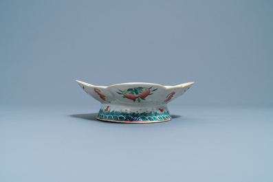 Un pot &agrave; gingembre, un kamcheng et un bol sur piedouche en porcelaine de Chine famille rose, 19&egrave;me