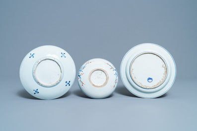 Trois assiettes en porcelaine de Chine en bleu, blanc, rouge de cuivre et wucai de type ko-sometsuke pour le march&eacute; japonais, Tianqi/Chongzhen