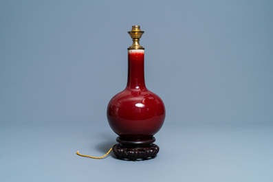 Een Chinese flesvormige monochrome sang-de-boeuf vaas tot lamp gemonteerd, 19/20e eeuw