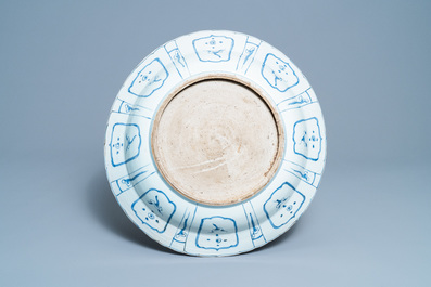 Un tr&egrave;s grand plat en porcelaine de Chine en bleu et blanc de type kraak &agrave; d&eacute;cor d'une corbeille fleurie, Wanli
