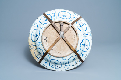 Un tr&egrave;s grand plat en porcelaine de Chine en bleu et blanc de type kraak &agrave; d&eacute;cor d'une femme et son servant, Wanli