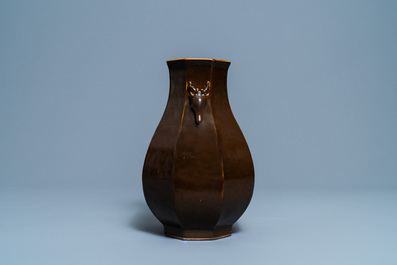 Een Chinese monochrome bruine octagonale vaas met hertenkoppen, Qianlong merk en periode