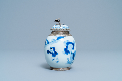Une bo&icirc;te &agrave; th&eacute; en porcelaine de Chine en bleu et blanc &agrave; monture en argent, Kangxi