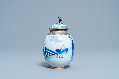 Een Chinese blauw-witte theebus met Nederlandse zilveren montuur, Kangxi