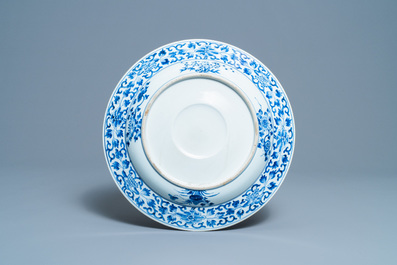 Un plat au centre bomb&eacute; en porcelaine de Chine en bleu et blanc, Kangxi