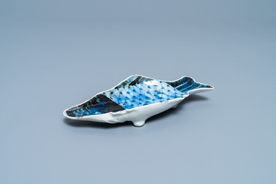 Une coupe en forme de carpe en porcelaine de Chine en bleu et blanc de type ko-sometsuke pour le march&eacute; japonais, Tianqi