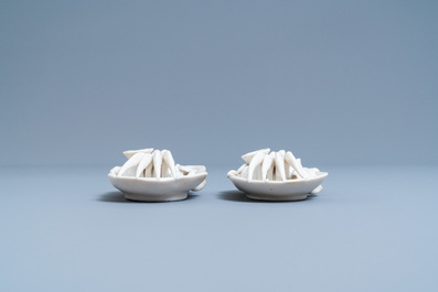 Une paire de compte-gouttes en forme de crabe en porcelaine blanc de Chine de Dehua, Kangxi