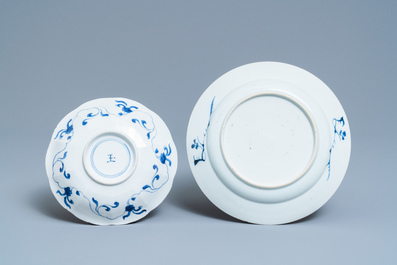 Deux assiettes et un encrier en porcelaine de Chine en bleu et blanc, Kangxi