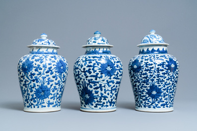 Drie Chinese blauw-witte dekselvazen met lotusslingers, Transitie periode/Kangxi