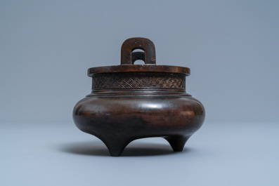 Een Chinese bronzen driepotige wierookbrander, zegelmerk, Yuan