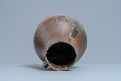 Een Chinese met koper ingelegde bronzen 'hu' vaas, Ming