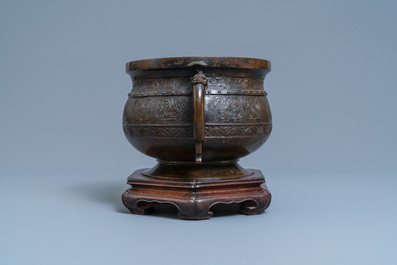 Un grand r&eacute;cipient de type 'Gui' en bronze sur socle en bois, Chine, Yuan
