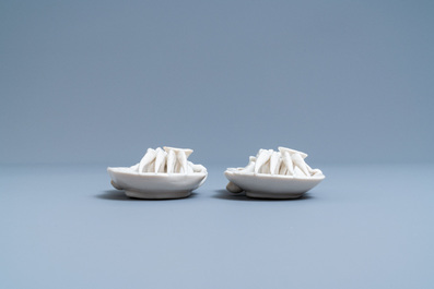 Een paar Chinese Dehua blanc de Chine waterdruppelaars in de vorm van een krab, Kangxi
