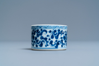 Twee Chinese blauw-witte borden en een inktpot, Kangxi