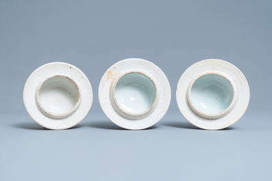 Trois vases couverts en porcelaine de Chine en bleu et blanc pour le march&eacute; islamique, Kangxi