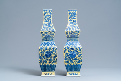 Een paar Chinese blauw-witte vazen met gele fondkleur, 19e eeuw