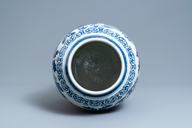 Un grand vase couvert en porcelaine de Chine en bleu et blanc &agrave; d&eacute;cor de dragons, 19&egrave;me