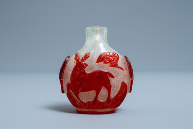 Een Chinese snuiffles in meerlagig rood en wit glas, 18e eeuw