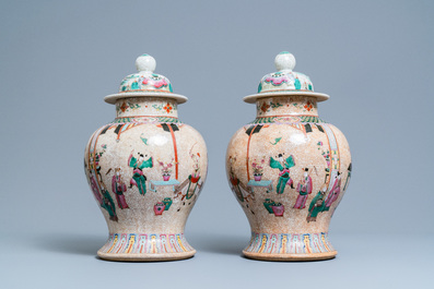 Une paire de vases en porcelaine de Chine famille rose dite 'de Nankin' &agrave; d&eacute;cor d'une sc&egrave;ne de court, 19&egrave;me