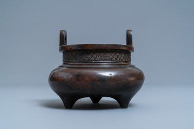 Een Chinese bronzen driepotige wierookbrander, zegelmerk, Yuan