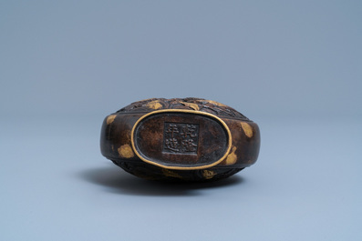 Un vase &agrave; d&eacute;cor de ph&eacute;nix en bronze t&acirc;ch&eacute; d'or, marque de Qianlong, 18/19&egrave;me