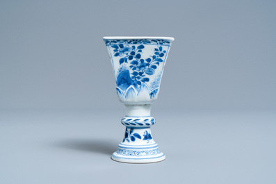 Une coupe de forme quadrangulaire sur piedouche en porcelaine de Chine en bleu et blanc, Kangxi