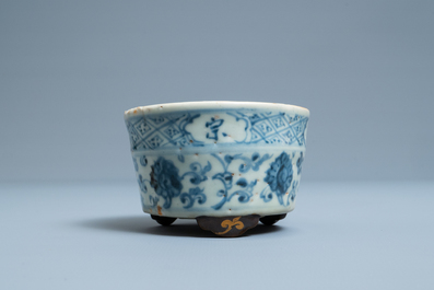 Un br&ucirc;le-parfum tripod en porcelaine de Chine en bleu et blanc, Ming
