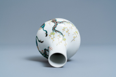 Un vase de forme bouteille en porcelaine de Chine famille rose &agrave; d&eacute;cor de paons, marque de Qianlong, 19&egrave;me